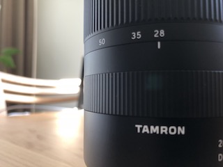 ソニーEマウント用フルサイズ対応標準ズームレンズ タムロン 28-75mm F:2.8 Di III RXD (Model A036）のレンズ鏡筒の拡大写真