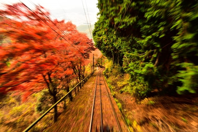 一眼レフで流し撮りで撮影した叡山鉄道の写真